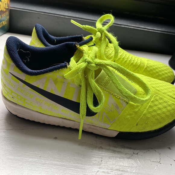 Soccer Turf cleats.  NIKE. Kids size 11. - Picture 2 of 4